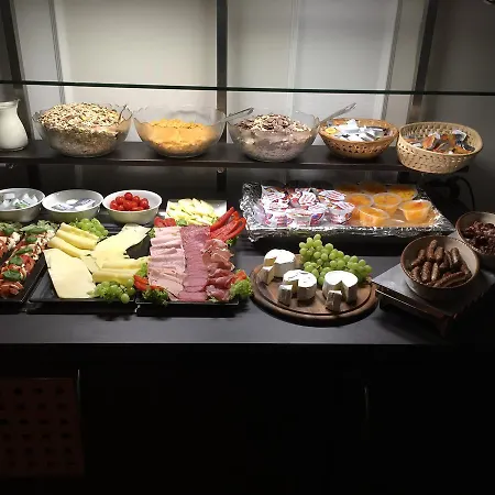 - Restaurant 
