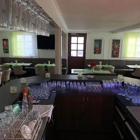 - Restaurant 